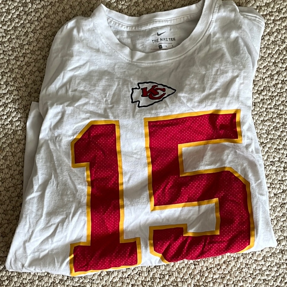 Size large Kansas City chiefs football Patrick mahomes shirt size large
